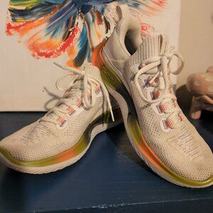 women's UNDER ARMOUR white lace up flow dynamic printed training sneaker 7.5